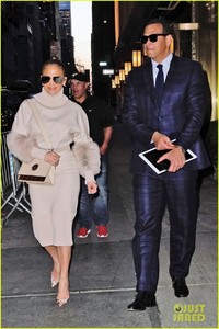 jennifer-lopez-alex-rodriguez-step-out-for-dinner-in-nyc-02.jpg