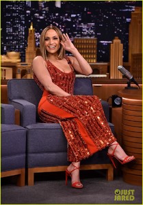 jennifer-lopez-jimmy-fallon-have-hilarious-fast-dance-off-to-70s-slow-jams-04.jpg