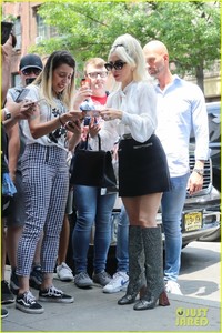 lady-gaga-greets-fans-during-another-day-at-the-studio-12.jpg