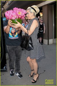 lady-gaga-leaves-the-studio-with-a-bouquet-03.jpg