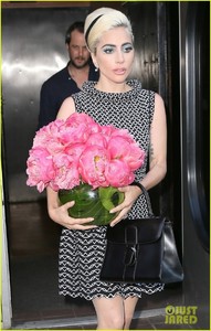 lady-gaga-leaves-the-studio-with-a-bouquet-06.jpg