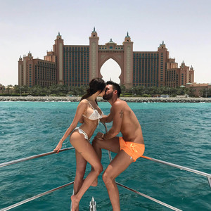 nabilla-benattia-dubai-photo-bateau.jpg