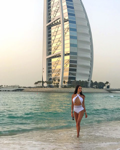 nabilla-benattia-maillot-de-bain-dubai.jpg