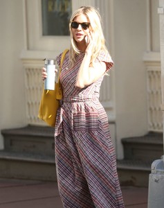 sienna-miller-on-her-phone-running-errands-in-nyc-05-02-2018-0.jpg