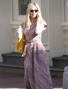 sienna-miller-on-her-phone-running-errands-in-nyc-05-02-2018-3.jpg