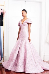00035-christian-siriano-vogue-resort-2019-pr.jpg