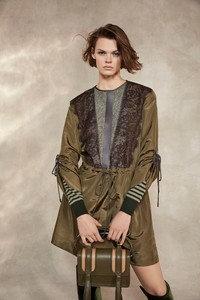 08-Alberta-Ferretti-Pre-Fall-18.thumb.jpg.5c0d709d3c0499701a74d959c5c9ece1.jpg