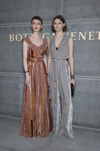 1104215336_bottega-veneta-bks-v-rf18-8470(1).thumb.jpg.40b40c90d5622786041eda258db7ae1e.jpg