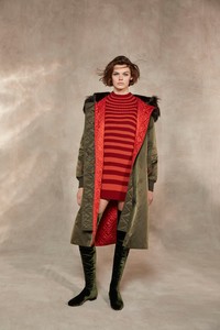 12-Alberta-Ferretti-Pre-Fall-18.thumb.jpg.d122570dde1e8a09b1e7ae2bddbbdf00.jpg