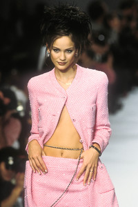 2019284005_Chanel1996WomenRTW101.thumb.jpg.7f2b8f2bbe6498d7f2ed695514740e66.jpg