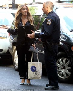 4CF5346600000578-5813769-Star_power_Sarah_Jessica_Parker_had_to_deal_with_the_New_York_Po-m-78_1528310395574.jpg