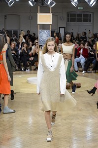 JW-Anderson-RS18-0870.thumb.jpg.fb1c1c8f99440356115c76ae8ac63f42.jpg