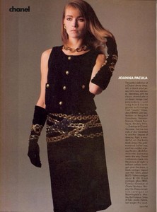 Joanna_Piel_Vogue_US_August_1985_05.thumb.jpg.ed348eff334526087186861c86489be1.jpg