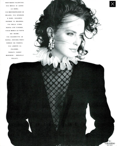Valentino_Fall_Winter_89_90_02.thumb.png.85ed587f1f312909df57f3d9636b4981.png