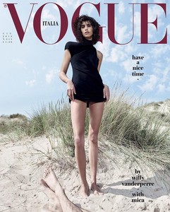 Vogue-Italia-June-2018-02-620x769.thumb.jpg.9f4dd7573f3c1176d2fb40b0ca247849.jpg