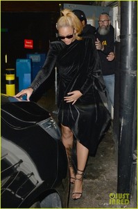 beyonce-jay-z-step-out-for-date-night-in-london-02.jpg