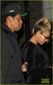 beyonce-jay-z-step-out-for-date-night-in-london-03.jpg