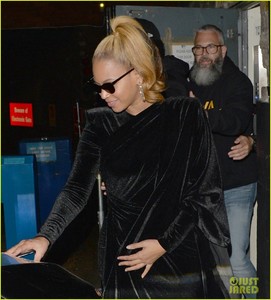 beyonce-jay-z-step-out-for-date-night-in-london-04.jpg