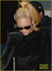 beyonce-jay-z-step-out-for-date-night-in-london-06.jpg