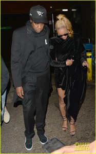 beyonce-jay-z-step-out-for-date-night-in-london-07.jpg