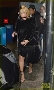 beyonce-jay-z-step-out-for-date-night-in-london-08.jpg