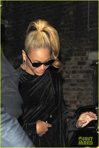 beyonce-jay-z-step-out-for-date-night-in-london-09.jpg
