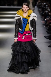 burberry-spring-2018-the-impression-024.thumb.jpg.4654862742aa260487be86b551ed645b.jpg