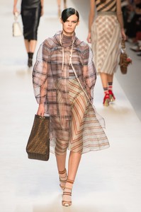 fendi-rs18-0813.thumb.jpg.002e29c070377dd9bcb0083591ac18fa.jpg