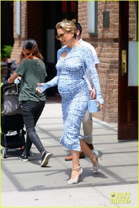 kate-hudson-pregnant-baby-bump-05.jpg