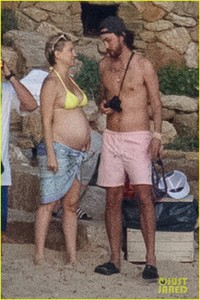 kate-hudson-pregnant-baby-bump-yellow-bikini-01.jpg