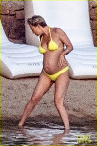 kate-hudson-pregnant-baby-bump-yellow-bikini-02.jpg
