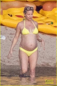 kate-hudson-pregnant-baby-bump-yellow-bikini-05.jpg