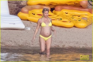 kate-hudson-pregnant-baby-bump-yellow-bikini-06.jpg