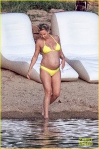 kate-hudson-pregnant-baby-bump-yellow-bikini-07.jpg