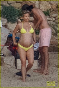 kate-hudson-pregnant-baby-bump-yellow-bikini-10.jpg