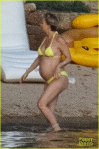 kate-hudson-pregnant-baby-bump-yellow-bikini-12.jpg