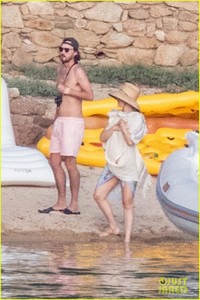 kate-hudson-pregnant-baby-bump-yellow-bikini-36.jpg