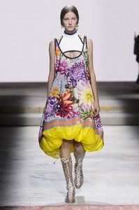 katrantzou-rs18-0012.thumb.jpg.8acb1bd4f5b8a63fcbd61b7692e15291.jpg