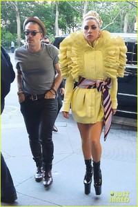 lady-gaga-christian-carino-nyc-studio-yellow-may-2018-03.jpg