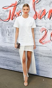 martha-hunt-serpentine-gallery-summer-party-in-london-06-19-2018-1.thumb.jpg.cae41bced13b53d7c5e39970d93e0378.jpg