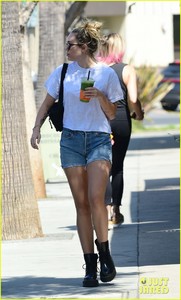 miley-cyrus-liam-hemsworth-wednesday-photos-02.jpg
