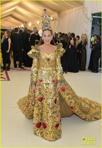 sarah-jessica-parker-is-a-golden-goddes-at-met-gala-2018-06.jpg