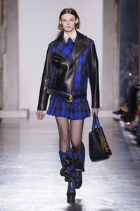 versace-rf18-0233.thumb.jpg.6a25dd2ef91138119a5d7d5a96a3cf16.jpg