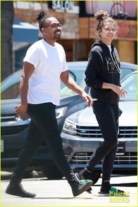 zendaya-is-all-smiles-while-shopping-with-her-assistant-darnell-appling-06.jpg