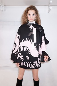 08-Valentino-Pre-Fall-18.thumb.jpg.df0c75d2b9bdcbf470360ee2d407249a.jpg