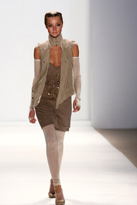 1386535918_SassandBide2006WomenRTW10.thumb.jpg.96a66cb0e424a6885cb97adae16e35c7.jpg