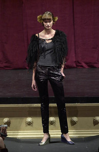 1564908865_CynthiaRowleyFW2001NYFW2.thumb.jpg.4a1ab951072533b65491f354028c8c4a.jpg