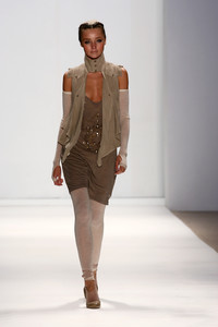1731769592_SassandBide2006WomenRTW8.thumb.jpg.4176821add4bdb241ce5fcb7a8676b98.jpg