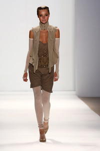 2011345987_SassandBide2006WomenRTW9.thumb.jpg.69493620c24614a1d0ab4a3b9189beaf.jpg