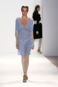 2141590702_SassandBide2006WomenRTW58.thumb.jpg.7c6a5e62487d8ec1dc756451501a2836.jpg